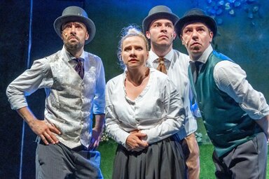 Hajdú Tamás, Szilágyi Áron, László Judit és Virág György a Zentai Magyar Kamaraszínház Handabasa, avagy a fátyol titka című előadásában (Ilovszky Béla felvétele)