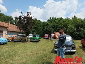 Oldtimer-kiállítás Bácskossuthfalva központjában