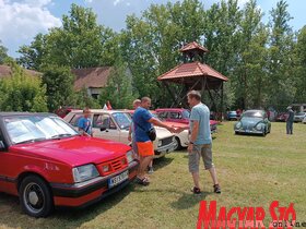 Oldtimer-kiállítás Bácskossuthfalva központjában
