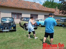 Oldtimer-kiállítás Bácskossuthfalva központjában