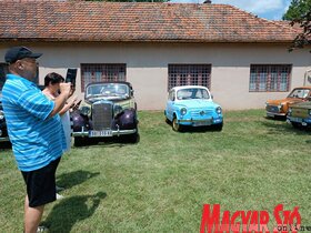Oldtimer-kiállítás Bácskossuthfalva központjában