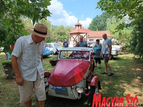 Oldtimer-kiállítás Bácskossuthfalva központjában