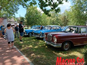 Oldtimer-kiállítás Bácskossuthfalva központjában