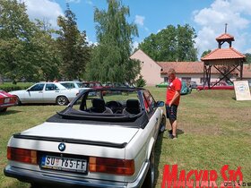 Oldtimer-kiállítás Bácskossuthfalva központjában