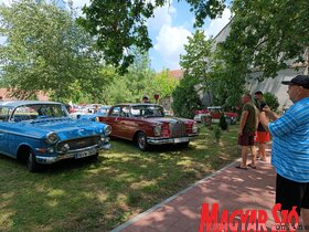 Oldtimer-kiállítás Bácskossuthfalva központjában