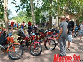 Oldtimer-kiállítás Bácskossuthfalva központjában
