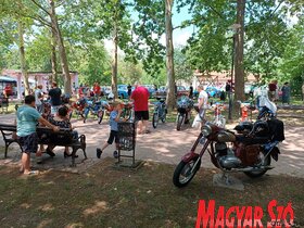 Oldtimer-kiállítás Bácskossuthfalva központjában