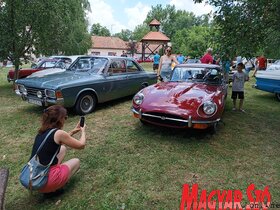 Oldtimer-kiállítás Bácskossuthfalva központjában