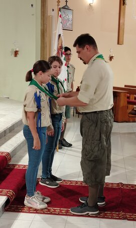 Teleki Ervin csapatparancsnok helyezte fel a gubacsot a zöld kendőkre az idei cserkészavatáson (A temerini cserkészek archívuma)