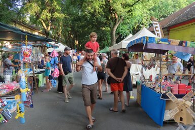 Az adai sétányon vásári kavalkád, erősember-verseny és koncertek várták a látogatókat (Csincsik Zsolt felvétele)