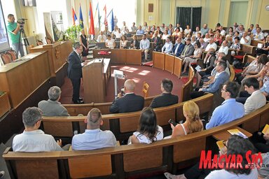 Na otvaranju je okupljene prvi pozdravio Ištvan Kenjereš, predsednik Udruženja mađarskih arhivista (Foto: snimak Arpada Gergelja)