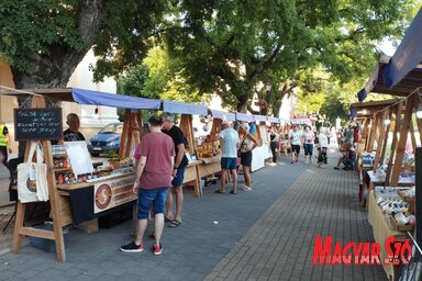 Kistermelők kínálták portékáikat Óbecsén (Fotó: Kancsár Izabella felvétele)