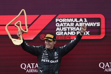 George Russell köszönte szépen, és magasba emelte az osztrák trófeát (Fotó: Beta/AP)