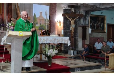 Egy, a templomot ábrázoló festménnyel is megajándékozták ft. Brasnyó Ferenc esperes plébánost (Tóth Péter felvétele)