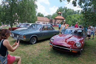 Régi autók, motorkerékpárok Bácskossuthfalva központjában (Kazinczy Paszterkó Diana felvétele)