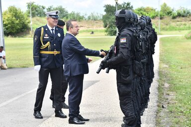 A Különleges Antiterrorista Egység tagjai a legjobban képzett szakemberekből áll. Ivica Dačić belügyminiszter üdvözli az egység tagjait (A Beta archív felvétele)