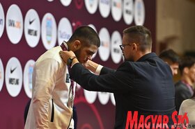Juhász Bálint átadta az érmeket az újvidéki birkózó Európa-bajnokságon