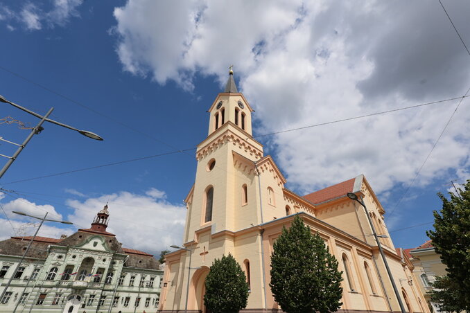 A nagybecskereki Nepomuki Szent János-székesegyház A nagybecskereki Nepomuki Szent János-székesegyház