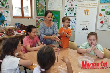A gyermekekkel Gyurcsik Renáta foglalkozik (Fotó: Kancsár Izabella)