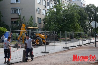 A Vajdaság utcát olyan mértékben felásták, hogy még gyalogszerrel is körülményes vállalkozás keresztüljutni rajta (Fotó: Dávid Csilla felvétele)