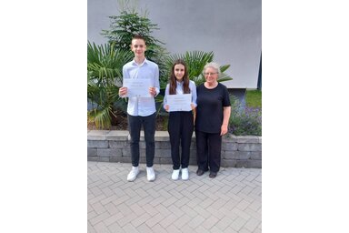 Báló Bordás Gizella a Simonyi Zsigmond Kárpát-medencei versenyen díjazott tanítványaival (Fotó: Miloje Čiplić Általános Iskola Facebook-oldala)