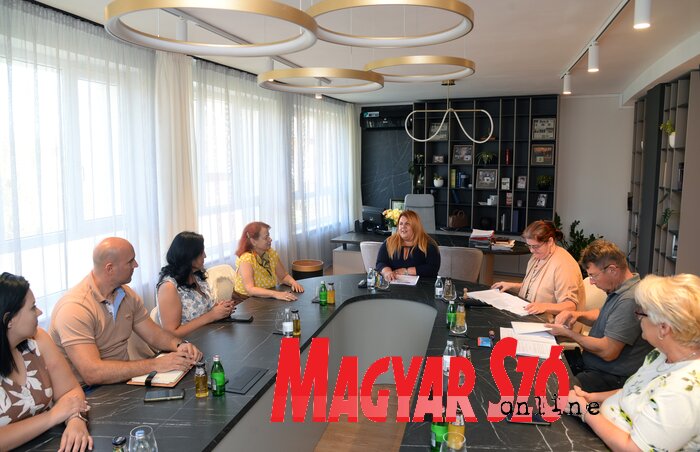Csaknem egy hónapos tárgyalások előzték meg a kollektív szerződés megkötését (Dávid Csilla felvétele) Csaknem egy hónapos tárgyalások előzték meg a kollektív szerződés megkötését (Dávid Csilla felvétele)