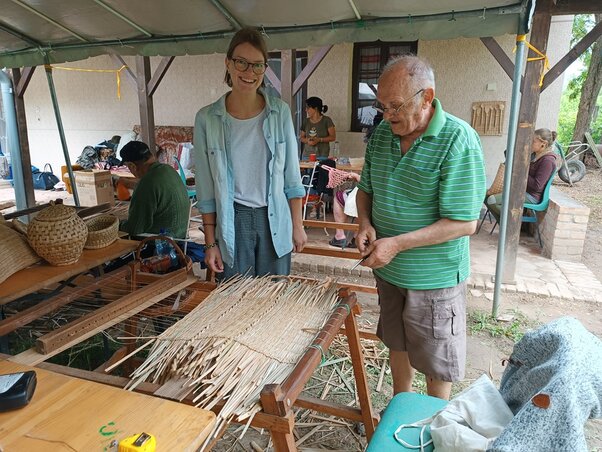 A gyékénytáska nemcsak természetes és környezetbarát alapanyagból készült használati eszköz, hanem egy kislány sok-sok örömet okozó játékszere is lehet (Kazinczy Paszterkó Diana felvétele) A gyékénytáska nemcsak természetes és környezetbarát alapanyagból készült használati eszköz, hanem egy kislány sok-sok örömet okozó játékszere is lehet (Kazinczy Paszterkó Diana felvétele)