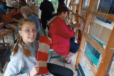 Az újvidéki Tessza a biológia és a rajztanárnője közvetítésével jutott el többedmagával Bajsára. Először készített rongypokrócot, azt mondja, talán a szobája ajtaja elé teszi le