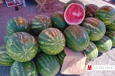 A görögdinnyét egészben és félbevágva is árusították (Fotó: Paraczky László)