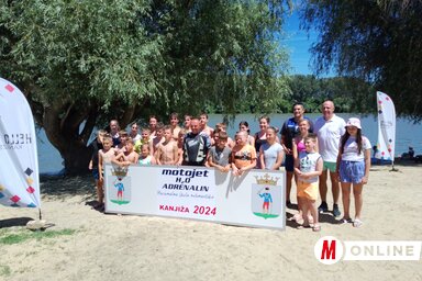 A községbeli gyerekek a Motojeth20 résztvevői (Fotó: Bajić Jenei Klementina felvétele)