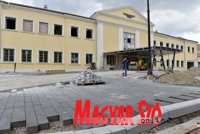 A vasútállomás előtti teret térkövek díszítik a jövőben / Molnár Edvárd felvétele A vasútállomás előtti teret térkövek díszítik a jövőben / Molnár Edvárd felvétele
