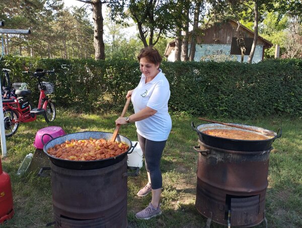 Kolbászos krumplipaprikást és babgulyást főztek a VMSZ tagjai (Kancsár Izabella felvétele) Kolbászos krumplipaprikást és babgulyást főztek a VMSZ tagjai (Kancsár Izabella felvétele)