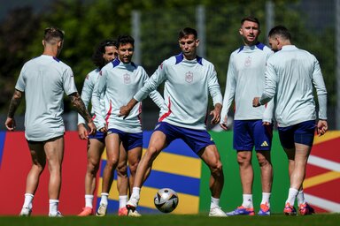 A spanyolok nyugodtan labdázgatnak az elődöntőre készülve (Fotó: Beta/AP)