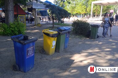 A Strandon elhelyezett csomagolóanyag-befogadó gép működik ugyan, de a látogatók többsége mégis az ugyancsak szelektív hulladékgyűjtésre felállított kukákba dobja a szemetet (Szeli Balázs)