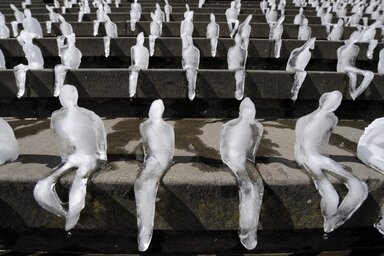 Néle Azevedo brazil művész olvadó jégszobrai a Konzerthaus Berlin lépcsőjén (Fotó:John Macdougall / AFP)