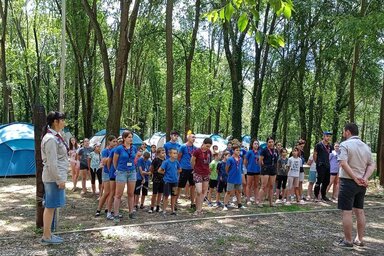 Zászlófelvonás a Petőfi Sándor Cserkészcsapat Kistáborában, a topolyai autóskempingben (Petőfi Sándor Cserkészcsapat felvétele)