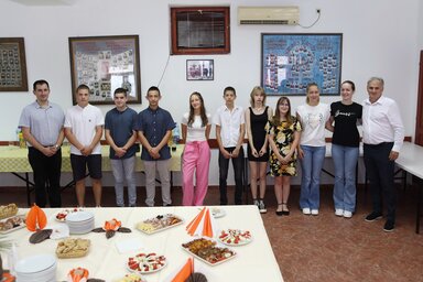 A tegnapi ünnepi fogadás csoportképe (Lakatos János felvétele)