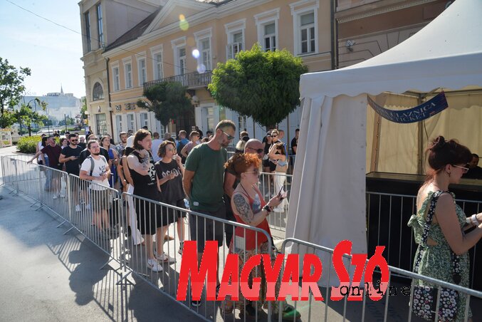 A rekkenő hőség sem gátolta meg a rajongókat abban, hogy felvegyék karpereceiket. Idejében be kell állni
a kapuba, a biztonsági ellenőrzés miatt ugyanis a bejutás a fesztiválra eltarthat, és aki késve érkezik, lemaradhat erről-arról (Fotó: Dávid Csilla felvétele) A rekkenő hőség sem gátolta meg a rajongókat abban, hogy felvegyék karpereceiket. Idejében be kell állni
a kapuba, a biztonsági ellenőrzés miatt ugyanis a bejutás a fesztiválra eltarthat, és aki késve érkezik, lemaradhat erről-arról (Fotó: Dávid Csilla felvétele)