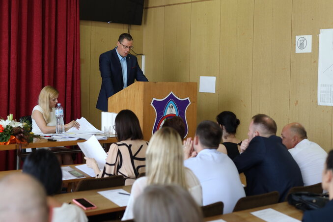 Oroszi Sándor átveszi új tisztségét (Lakatos János felvétele) Oroszi Sándor átveszi új tisztségét (Lakatos János felvétele)