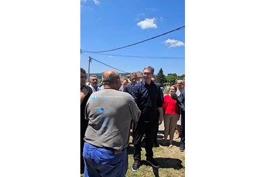 Vučić a helyiekkel Rudno faluban (buducnostsrbijeav/Instagram)