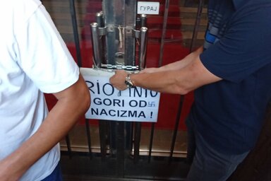 Pontot tettünk a bíróság minden döntésére, mivel az a nép ellen dolgozik, ilyenként nem ismerjük el – mondta az ajtó belakatolásakor Zlatko Kokanović, a Ne damo Jadar vezetője (Fotó: Beta)