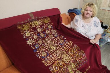Major Márta az elkészült függönyrésszel (Lakatos János felvétele)