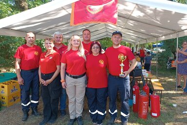 Az Egy Csepp Tűz, a Jövő a Kezünkben egyesület képviselői bajsai házigazdáikkal, a háttérben pedig az új sátor (Kazinczy Paszterkó Diana felvétele)