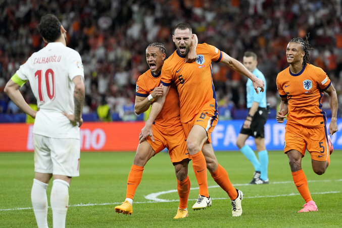 A hollandok 0 : 1-es hátrányból a második félidőben fordítottak a törökök ellen / forrás: Beta/AP A hollandok 0 : 1-es hátrányból a második félidőben fordítottak a törökök ellen / forrás: Beta/AP