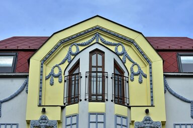 Az épület díszes homlokzata különleges látványt nyújt (Gergely József felvétele)