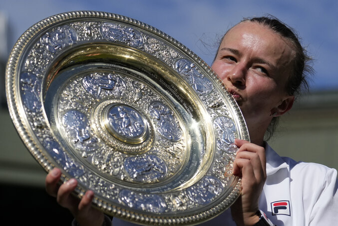 A cseh Barbora Krejčíková kiváló harmadik játszmával érdemelte ki élete második GS-trófeáját egyéniben (Fotó: Beta/AP) A cseh Barbora Krejčíková kiváló harmadik játszmával érdemelte ki élete második GS-trófeáját egyéniben (Fotó: Beta/AP)