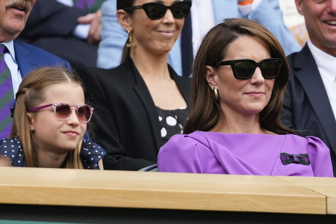 A brit uralkodóházat ezúttal a két hercegnő, Katalin és Charlotte képviselte a férfidöntőn (Fotó: Beta/AP) A brit uralkodóházat ezúttal a két hercegnő, Katalin és Charlotte képviselte a férfidöntőn (Fotó: Beta/AP)