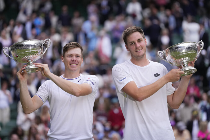 A finn Harri Heliovaara és a brit Henry Patten hihetetlen küzdelemmel nyerte el a férfi páros serlegét (Fotó: Beta/AP) A finn Harri Heliovaara és a brit Henry Patten hihetetlen küzdelemmel nyerte el a férfi páros serlegét (Fotó: Beta/AP)