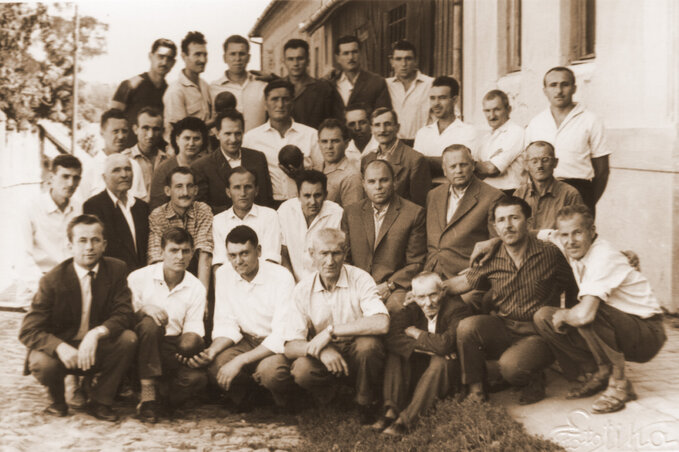 1954-ben szintén a Csonka-vendéglő oldalbejáratánál, a 65. évfordulón 1954-ben szintén a Csonka-vendéglő oldalbejáratánál, a 65. évfordulón