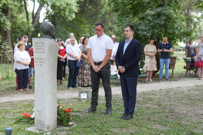 Sándor István és Oroszi Sándor megkoszorúzta Guyon szobrát (Lakatos János felvétele) Sándor István és Oroszi Sándor megkoszorúzta Guyon szobrát (Lakatos János felvétele)